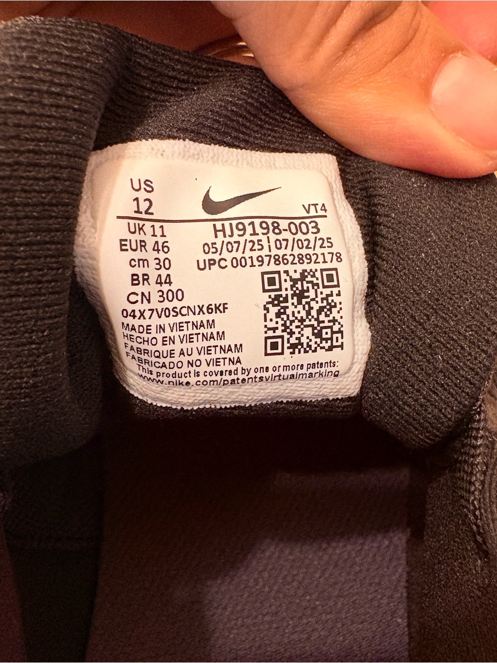 Nike Men’s Black and White Athletic Running Shoes - Picture 4 of 8